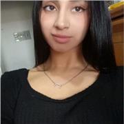 Estudiante con capacidad de enseñar apta para niños de primaria.